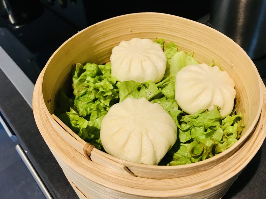 21-Steamed-Dumplings-Bauzi-Bau-Zi-Chinesische-Hefekloesschen-Gedaempft-Salat-Bambus-