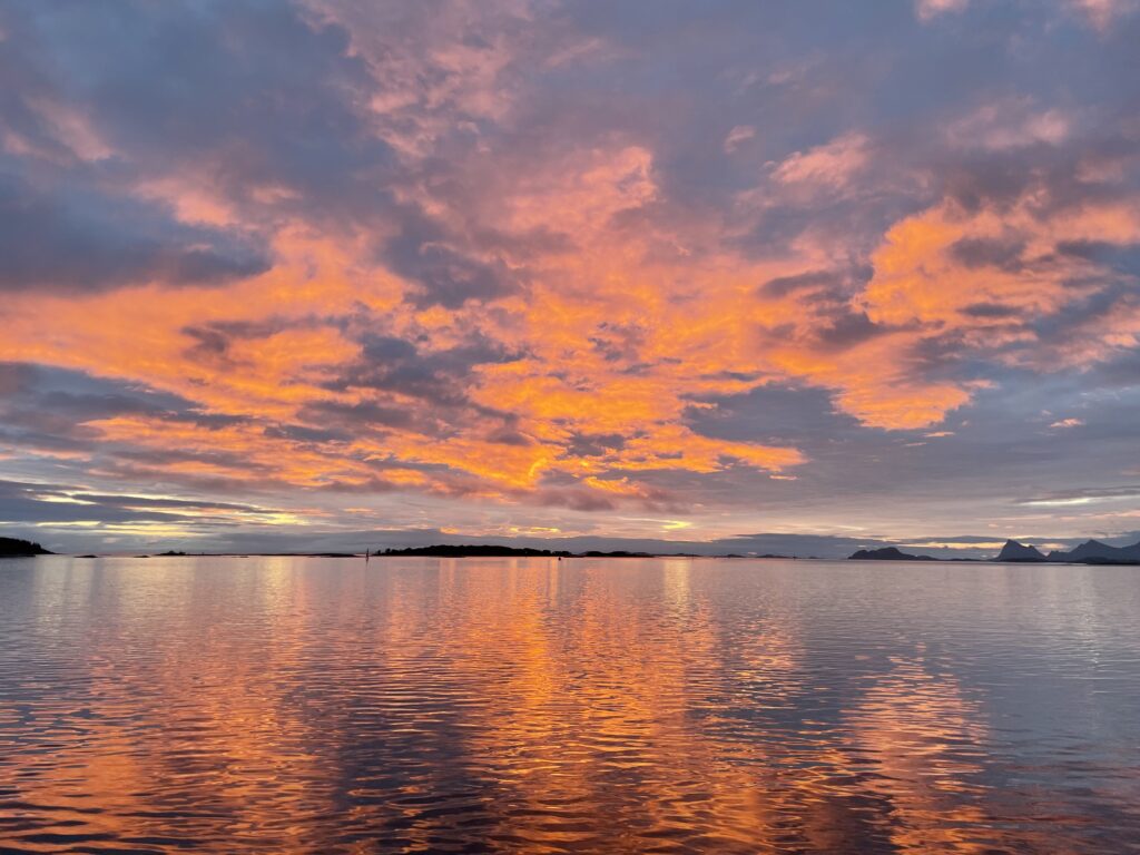 Nordpolarkreis-Lofoten-Norwegen-Polarkreis-Polarnacht-hell-nachts-Roter-Himmel-schlafen-muede